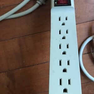 Fellowes Surge protector  6 plugs works perfectly